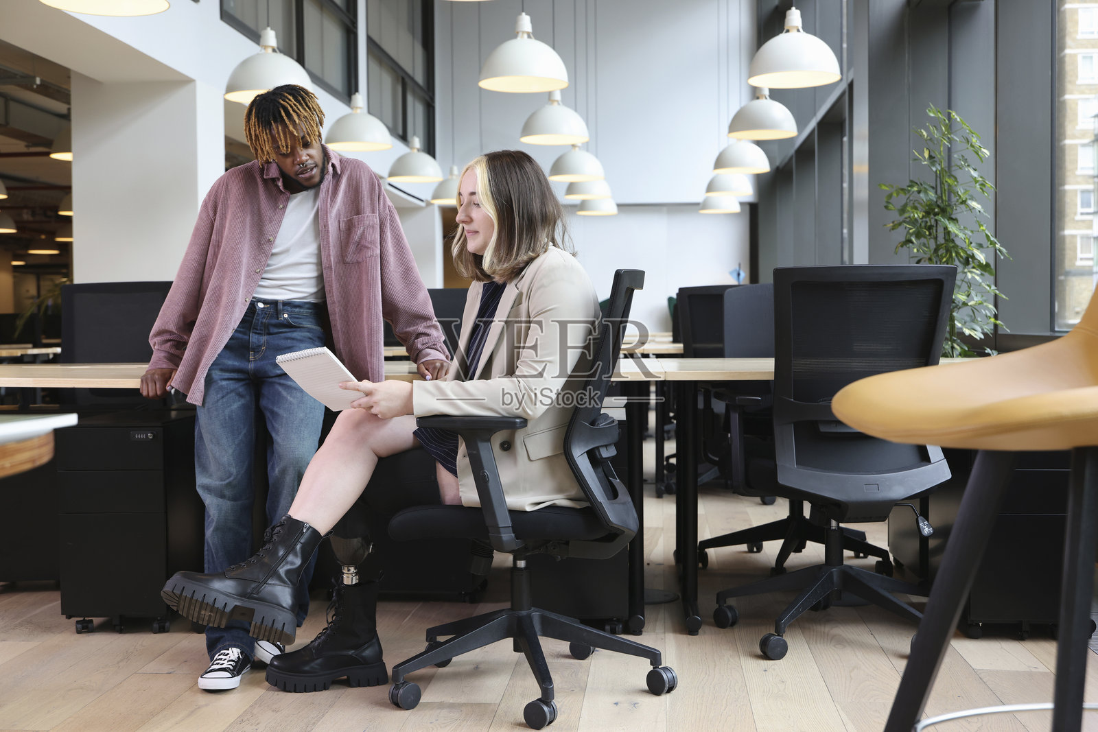 商务人士在办公室讨论照片摄影图片