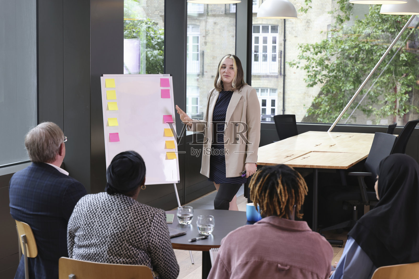 办公室里形形色色的商务人士照片摄影图片