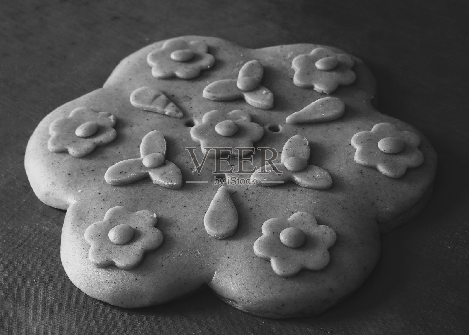 自制饼干面团的垂直黑白花卉图案照片摄影图片