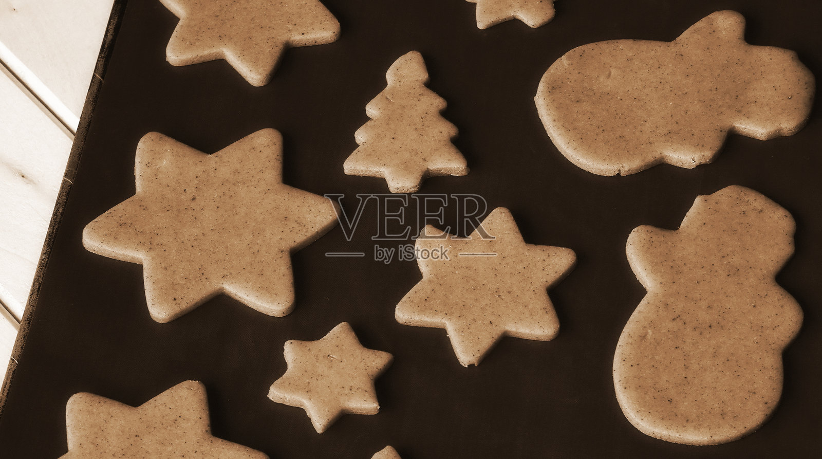 圣诞饼干面团，横向，褐色调，乡村风格，假日形状，烘焙托盘照片摄影图片