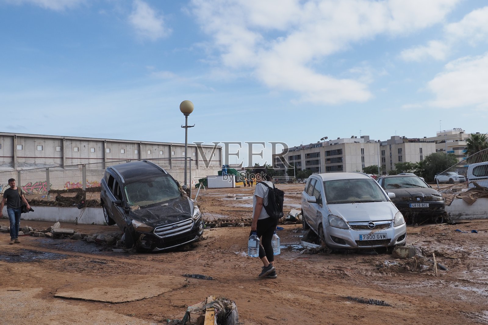 西班牙瓦伦西亚飓风达娜后的余波 - 瓦伦西亚洪水造成的毁灭性后果，受损的汽车和残骸。照片摄影图片