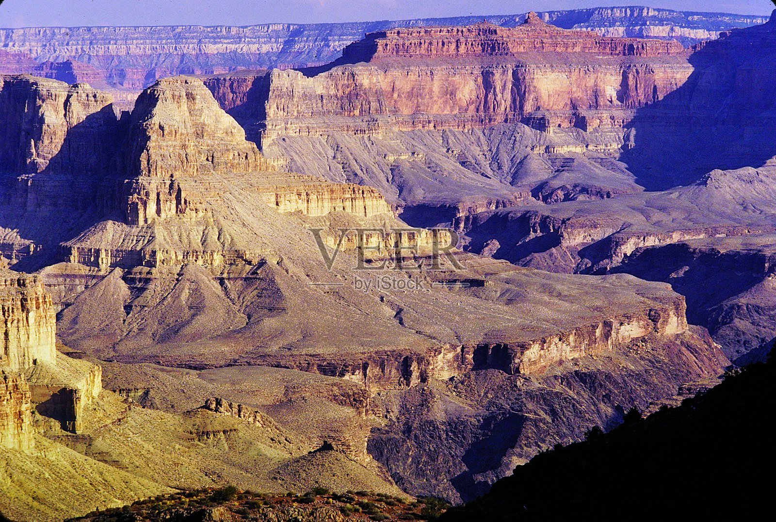 沿着隐士小径到科罗拉多河的壮丽景色，位于亚利桑那州的大峡谷国家公园，1984年5月照片摄影图片