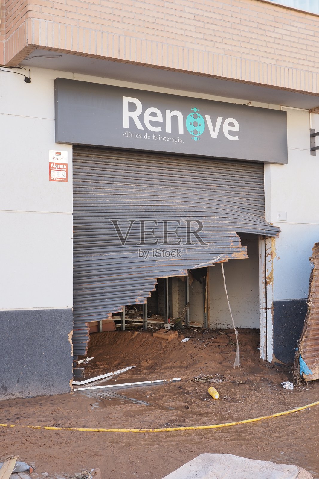 西班牙瓦伦西亚飓风达娜后的余波 - 瓦伦西亚一家物理治疗诊所遭受严重洪水损害照片摄影图片