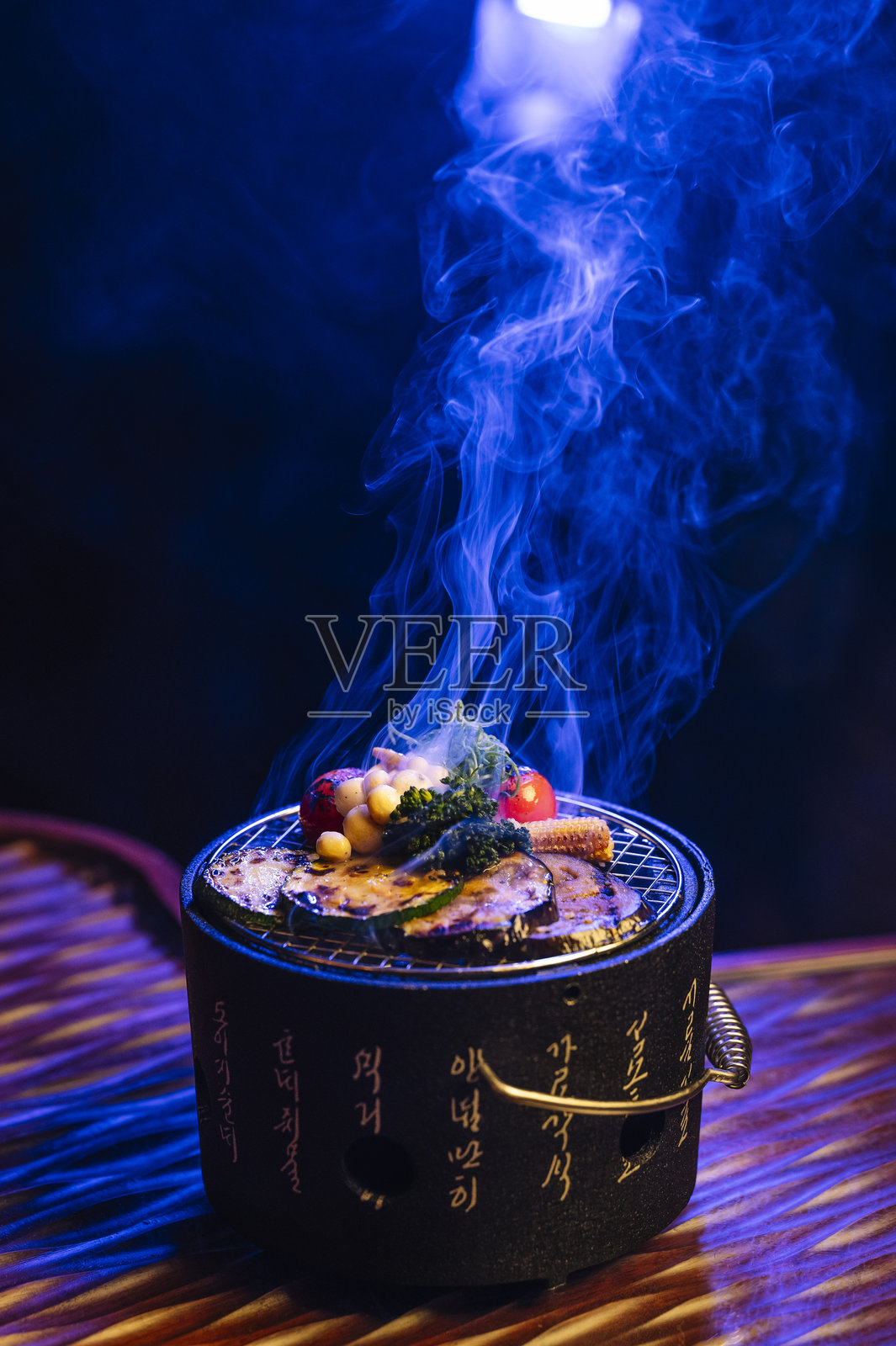 迷你烤架上的烟熏烤蔬菜。照片摄影图片