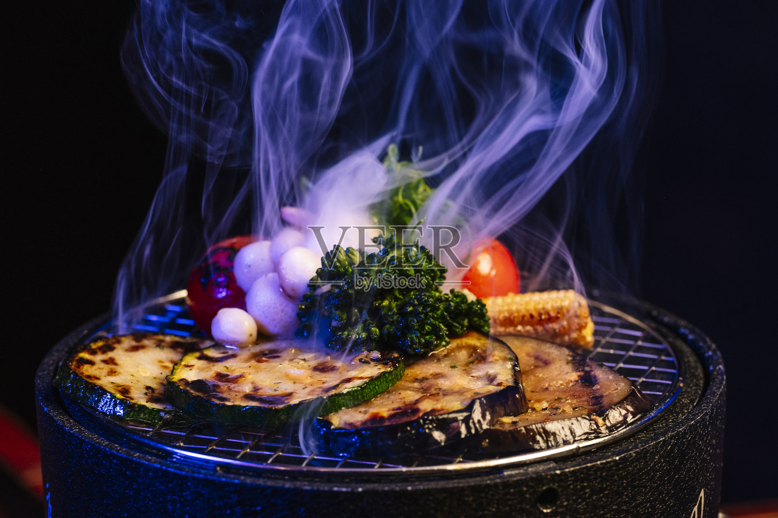 迷你烤架上的烟熏烤蔬菜。照片摄影图片