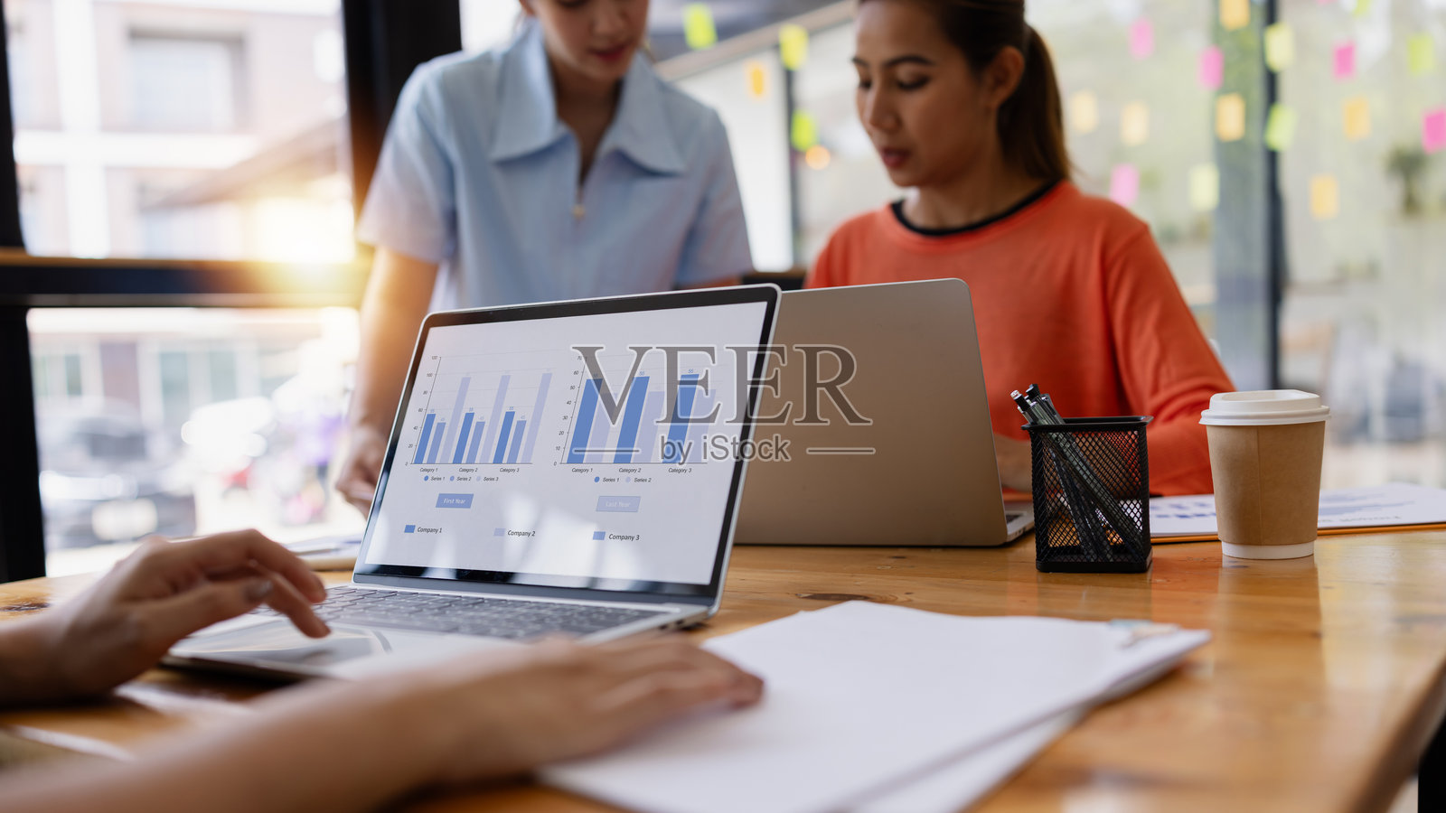 创意亚洲女商人与团队和初创公司员工在办公室开会。照片摄影图片