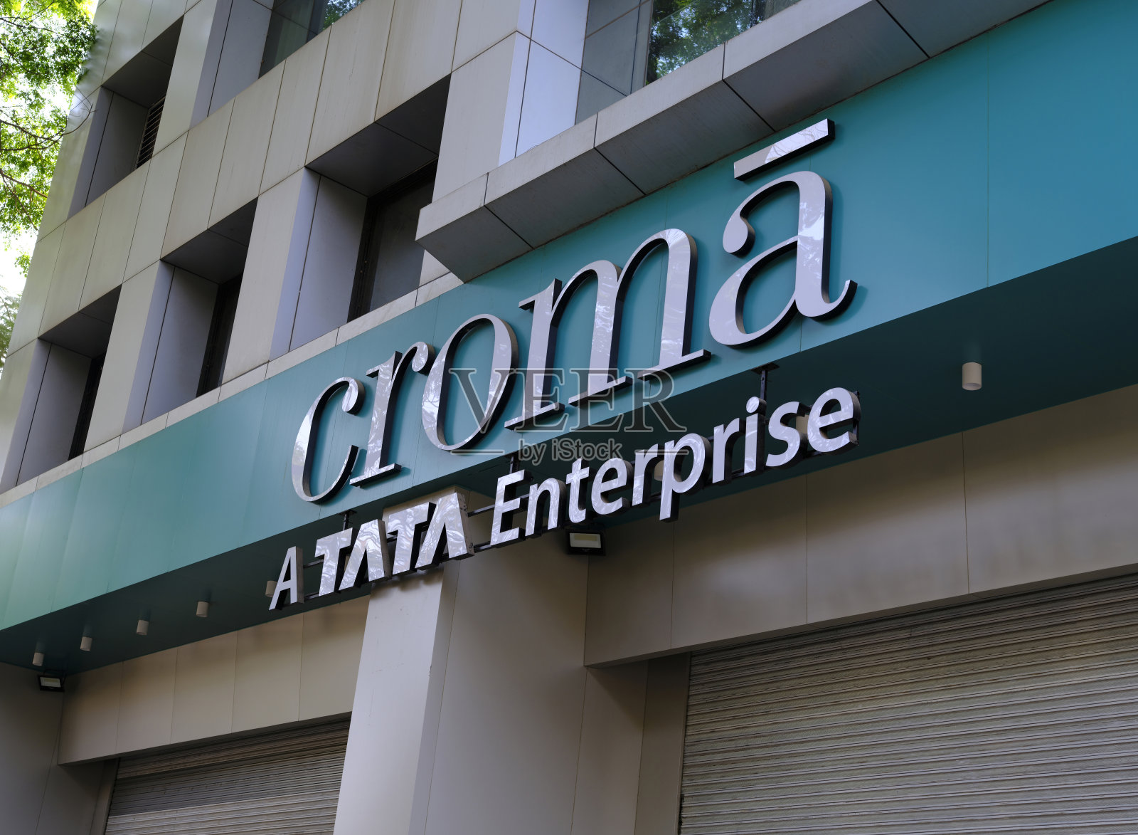 展示Croma和Tata标志的展厅标识照片摄影图片