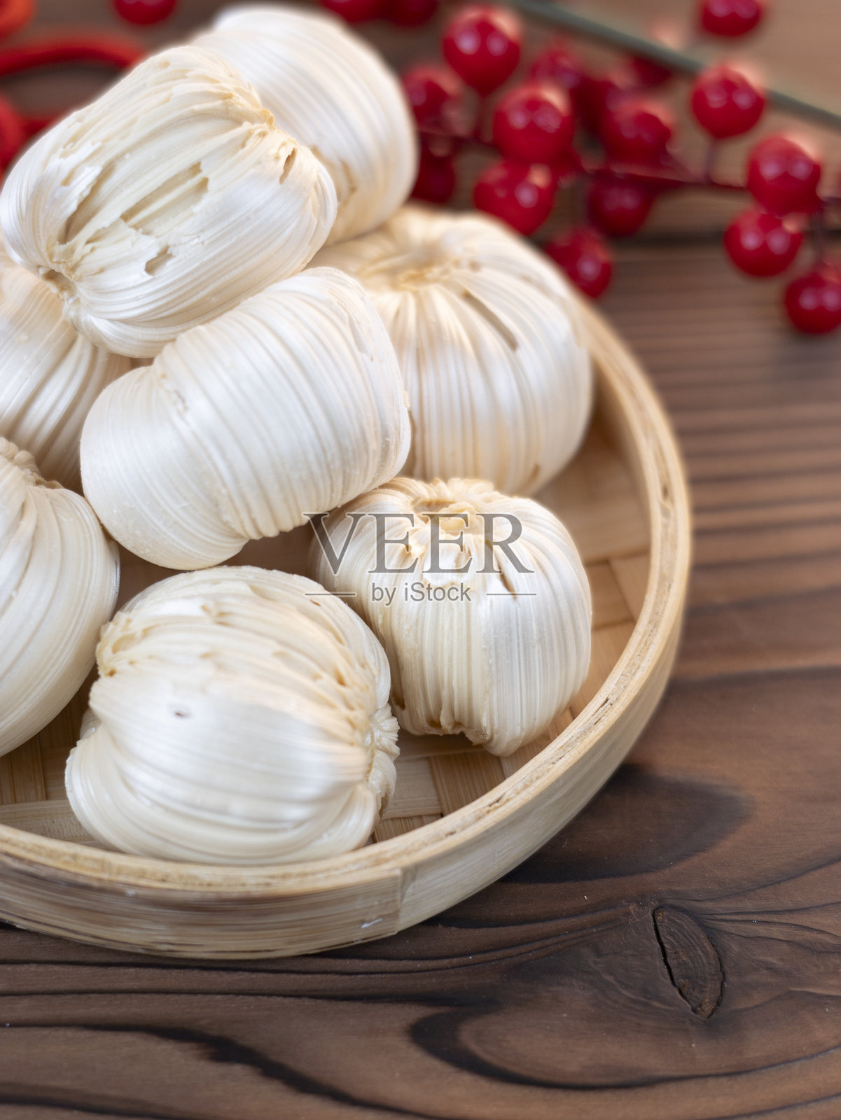 在新年期间吃糖瓜照片摄影图片