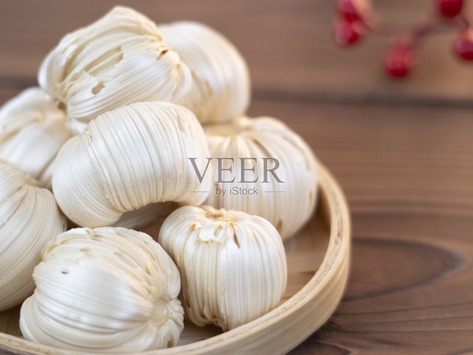 在新年期间吃糖瓜照片摄影图片