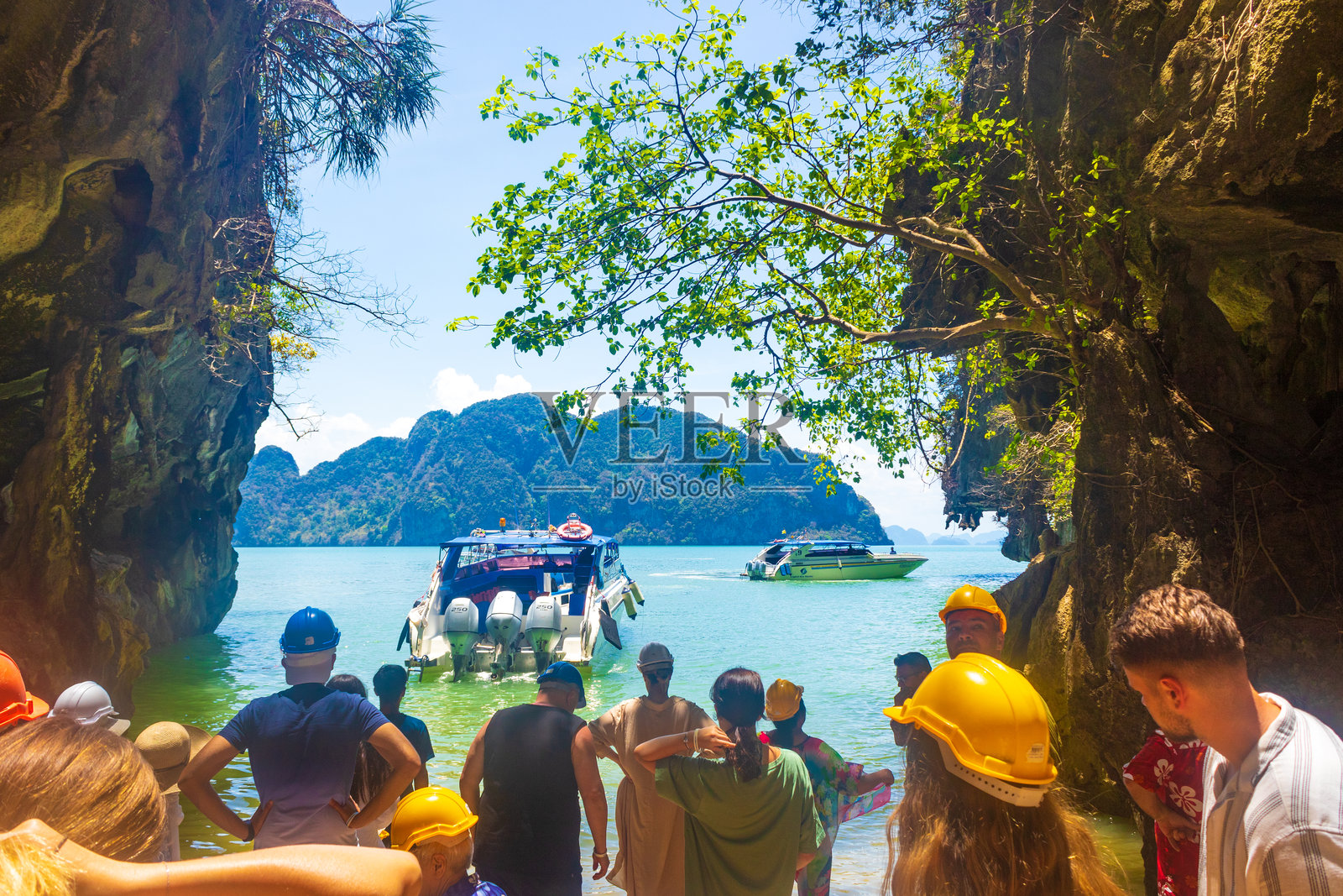 游客在泰国法纳克岛的冰淇淋洞湾照片摄影图片