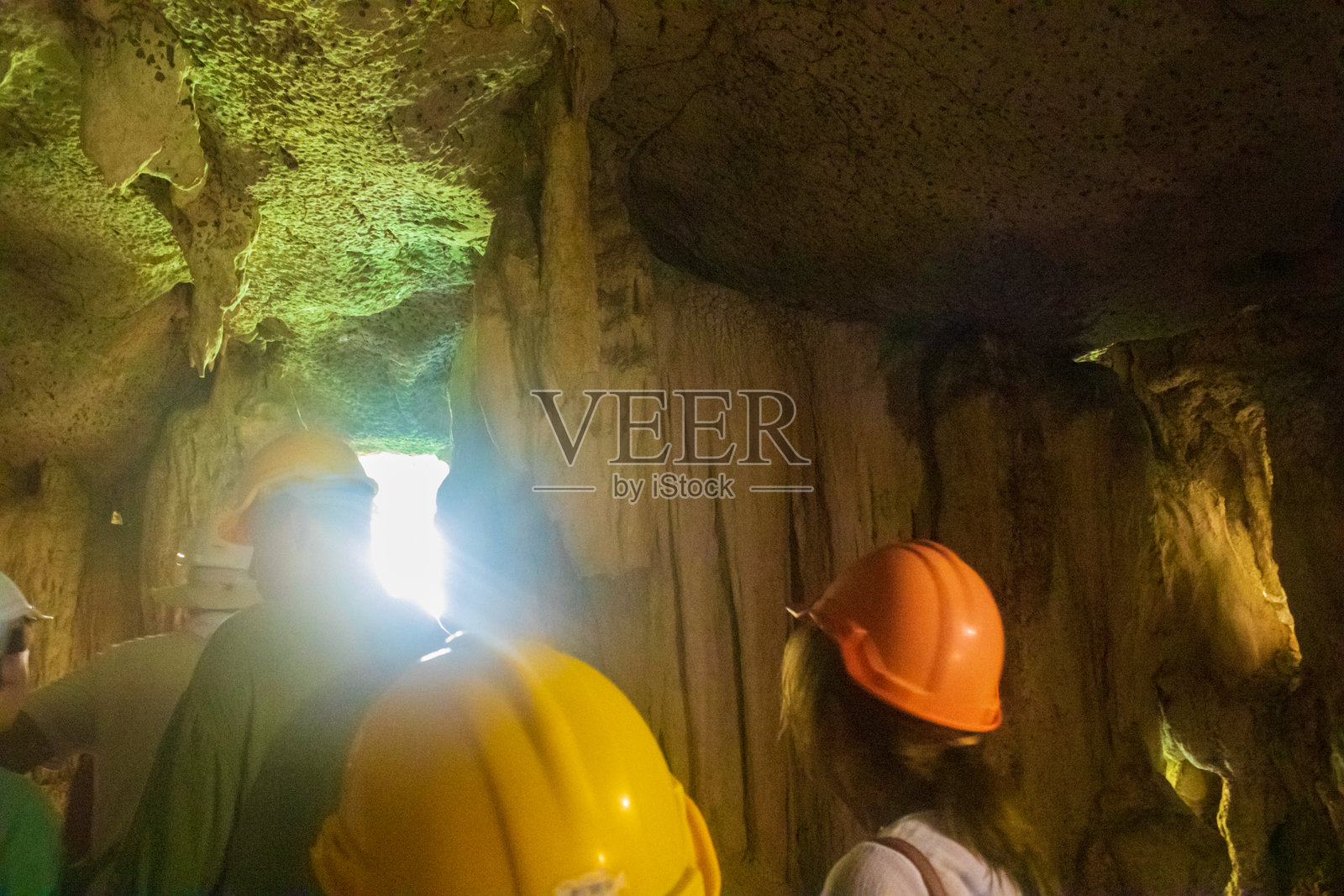 人们在法那克岛的冰淇淋洞湾游览照片摄影图片