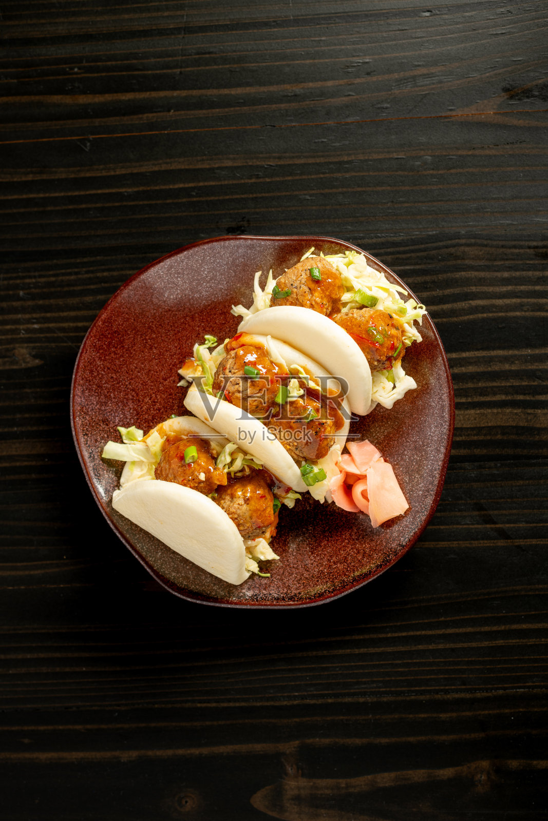 素食烧烤肉丸夹在包子里照片摄影图片