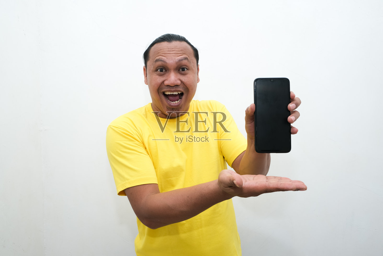 开心的亚洲男子手持手机照片摄影图片