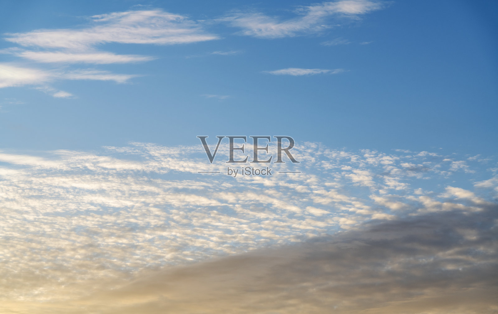 天空背景。明亮的黄昏日落天空，伴有戏剧性的云彩。照片摄影图片