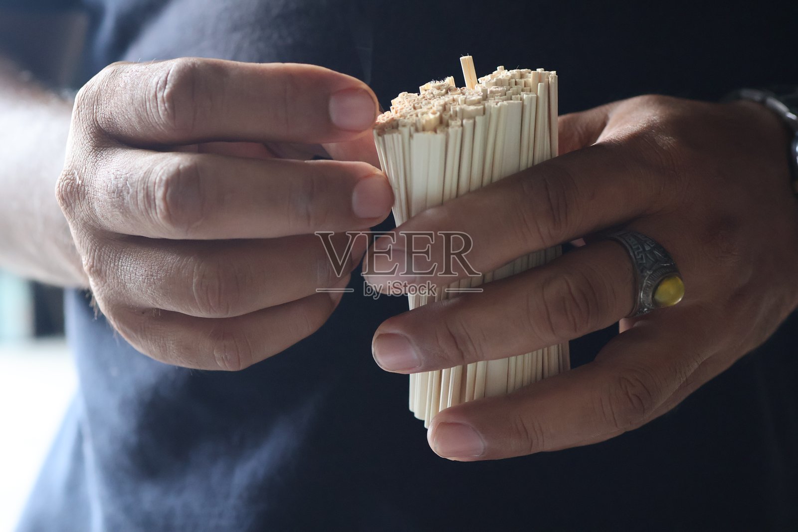 手工制作的叶子香烟束特写。照片摄影图片