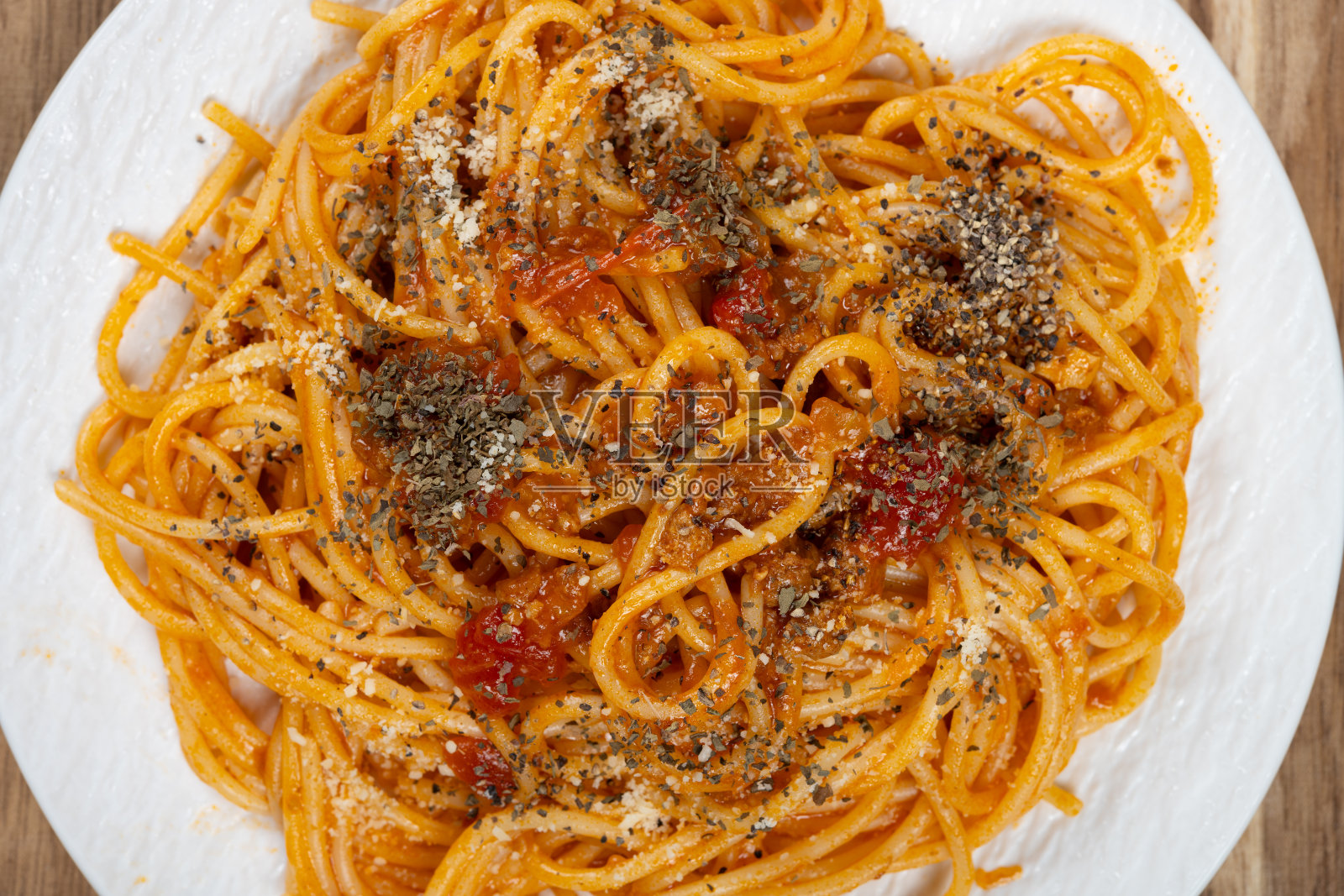 俯视角度的意大利面配经典博洛尼亚酱，横向构图照片摄影图片