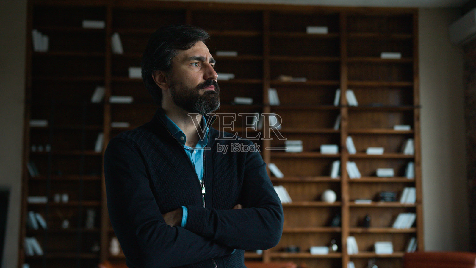 专注、沉思的白人成熟男性，留着胡子的商业人士，困惑的老板，思考着，手指轻触下巴，凝视远方，沉思解决方案和决策，身处室内办公室。照片摄影图片