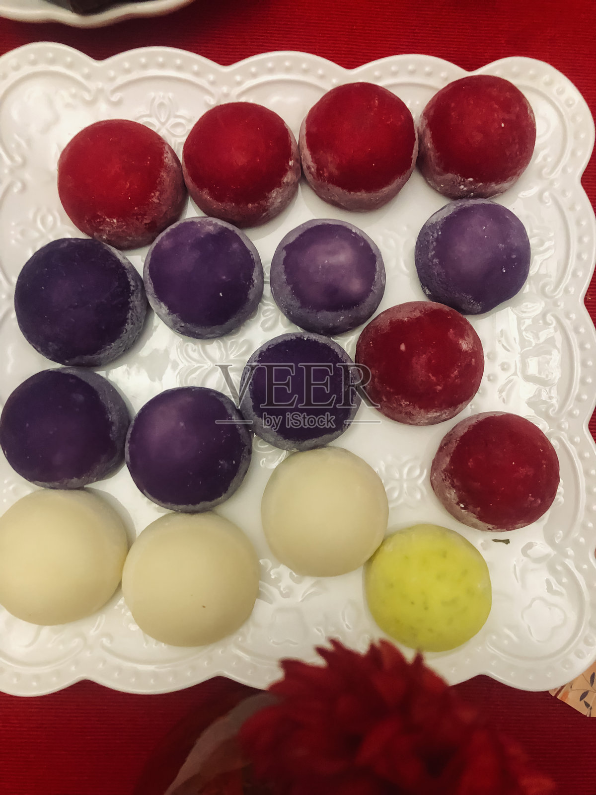 中国主题派对上的五彩糯米团甜点托盘，垂直平铺照片摄影图片