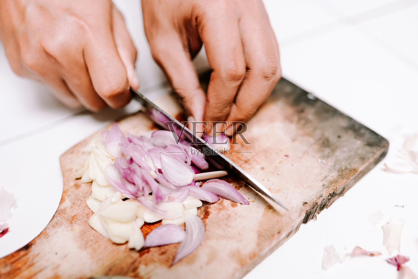 新鲜切碎的大蒜和红洋葱特写在切菜板上照片摄影图片