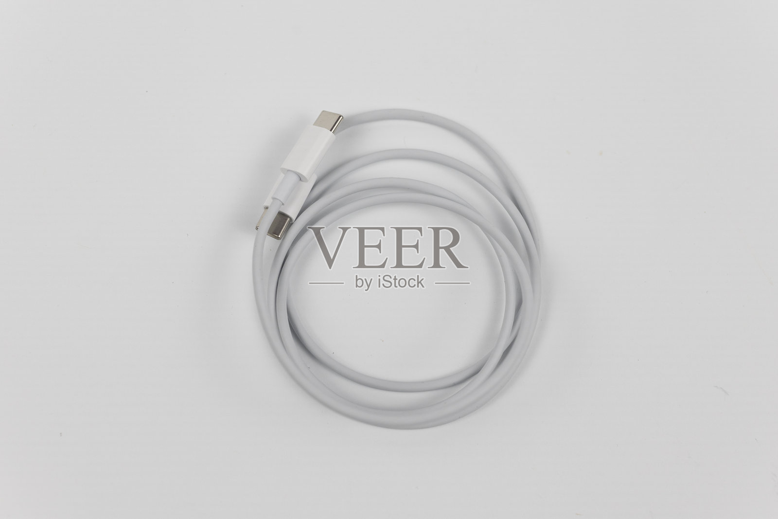 白色背景上的USB数据线照片摄影图片