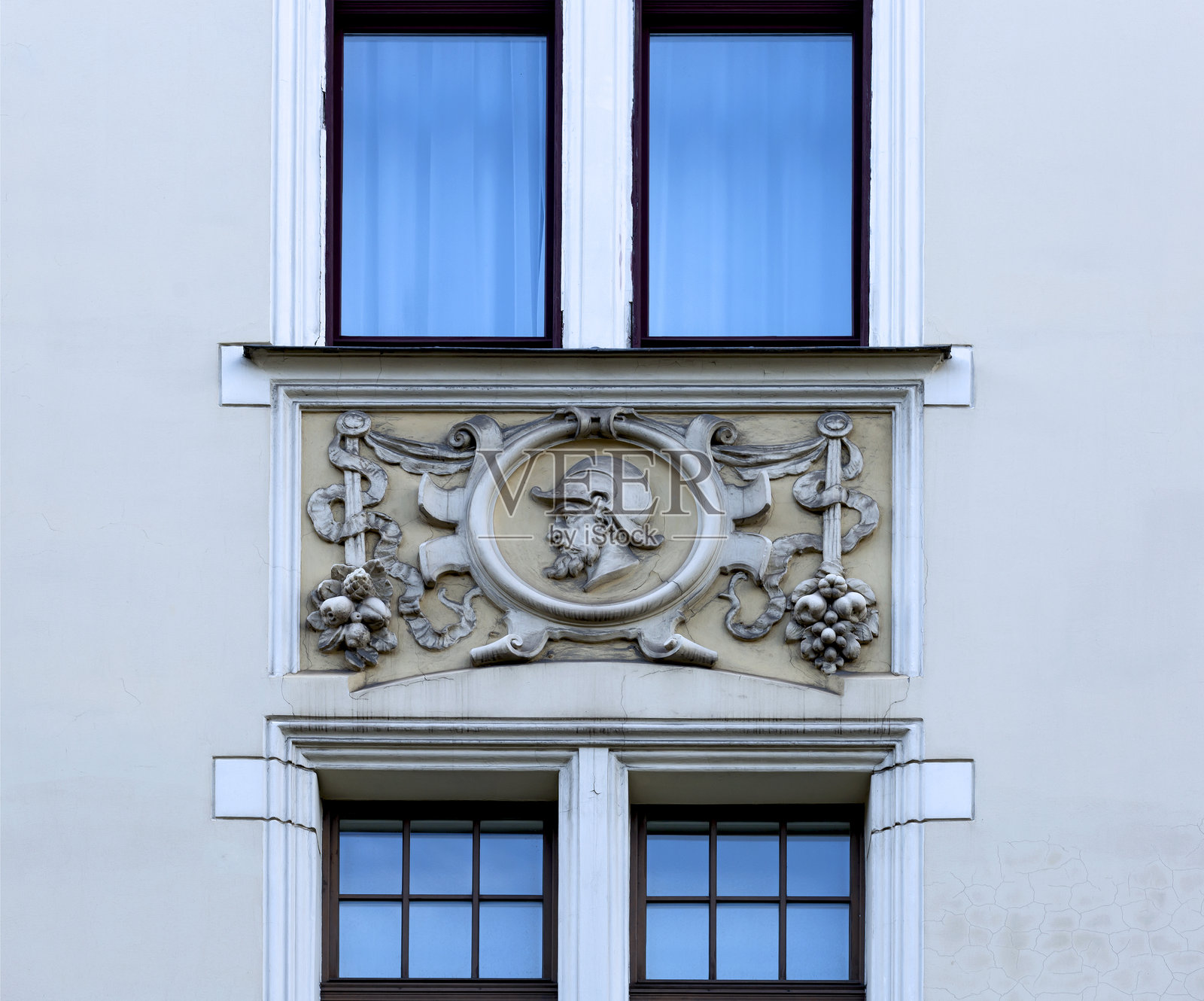 窗下框住的戴头盔的士兵照片摄影图片