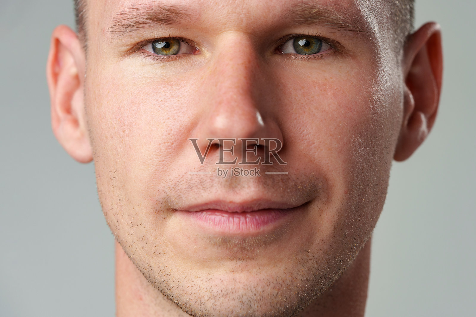 年轻男子的特写镜头照片摄影图片