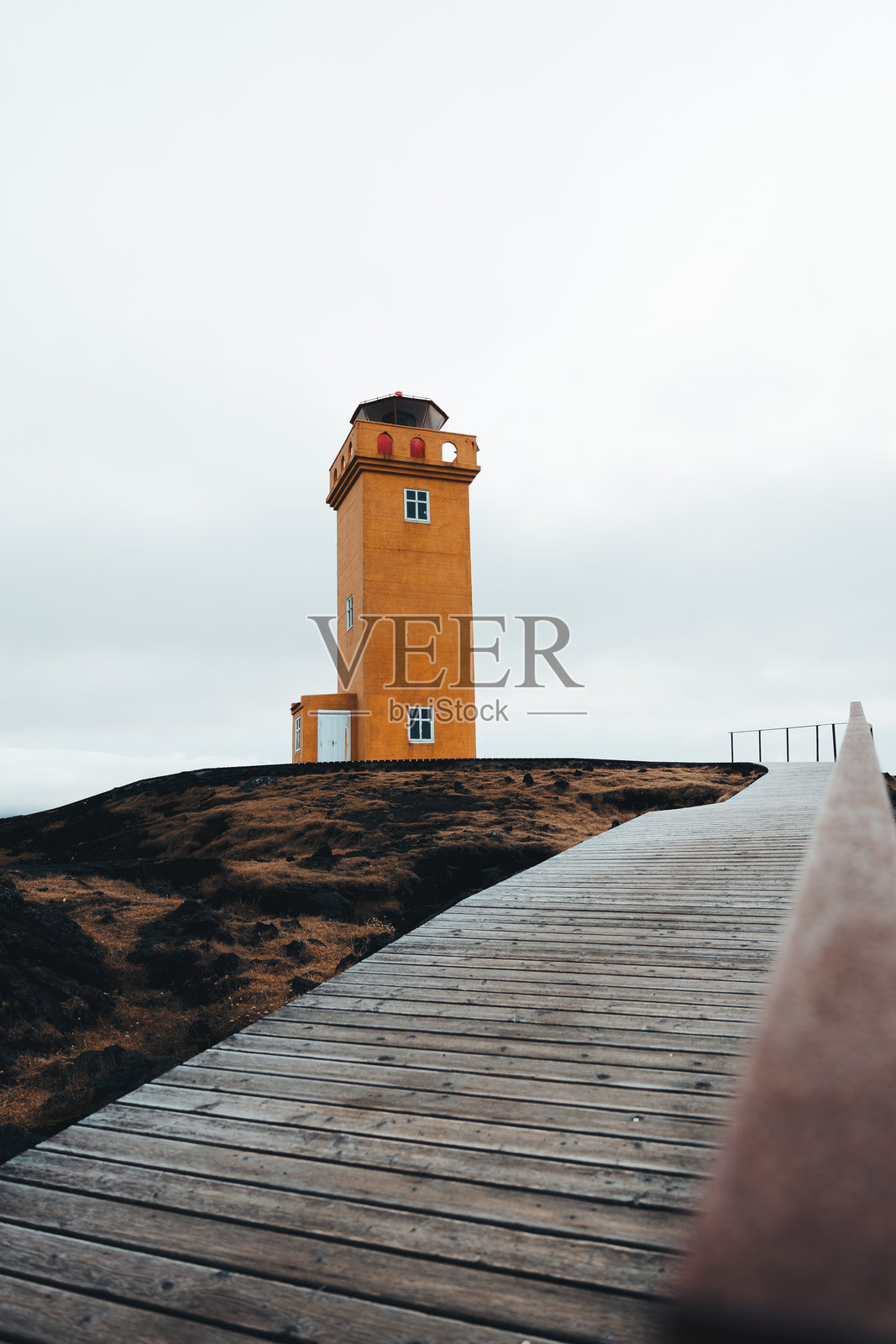 斯沃图洛夫灯塔矗立在冰岛的悬崖边上照片摄影图片