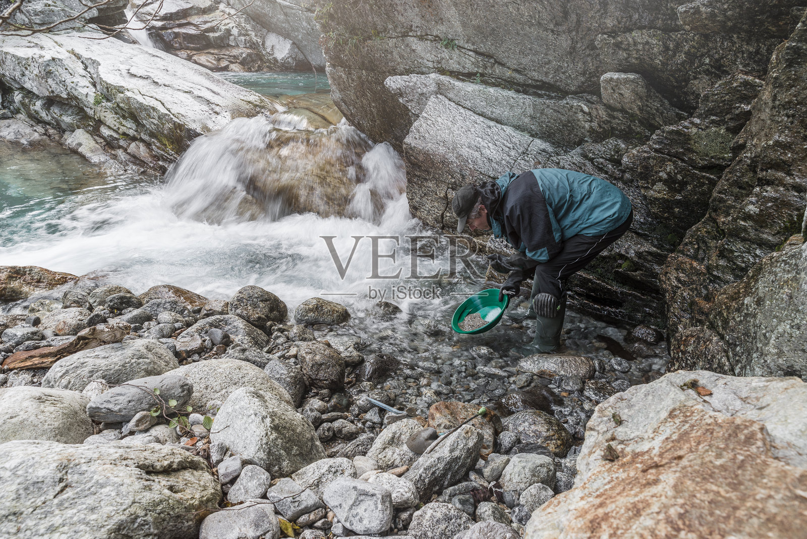 河流上的户外探险。淘金，寻找黄金照片摄影图片