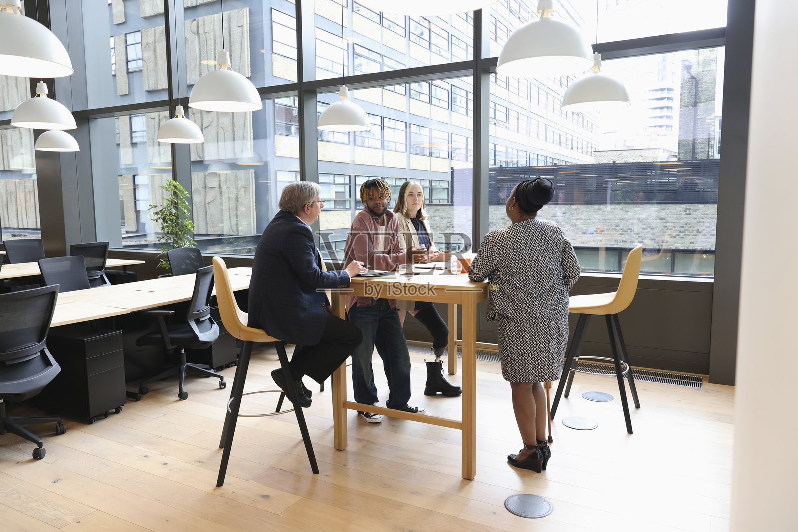 商务人士在办公室开会照片摄影图片