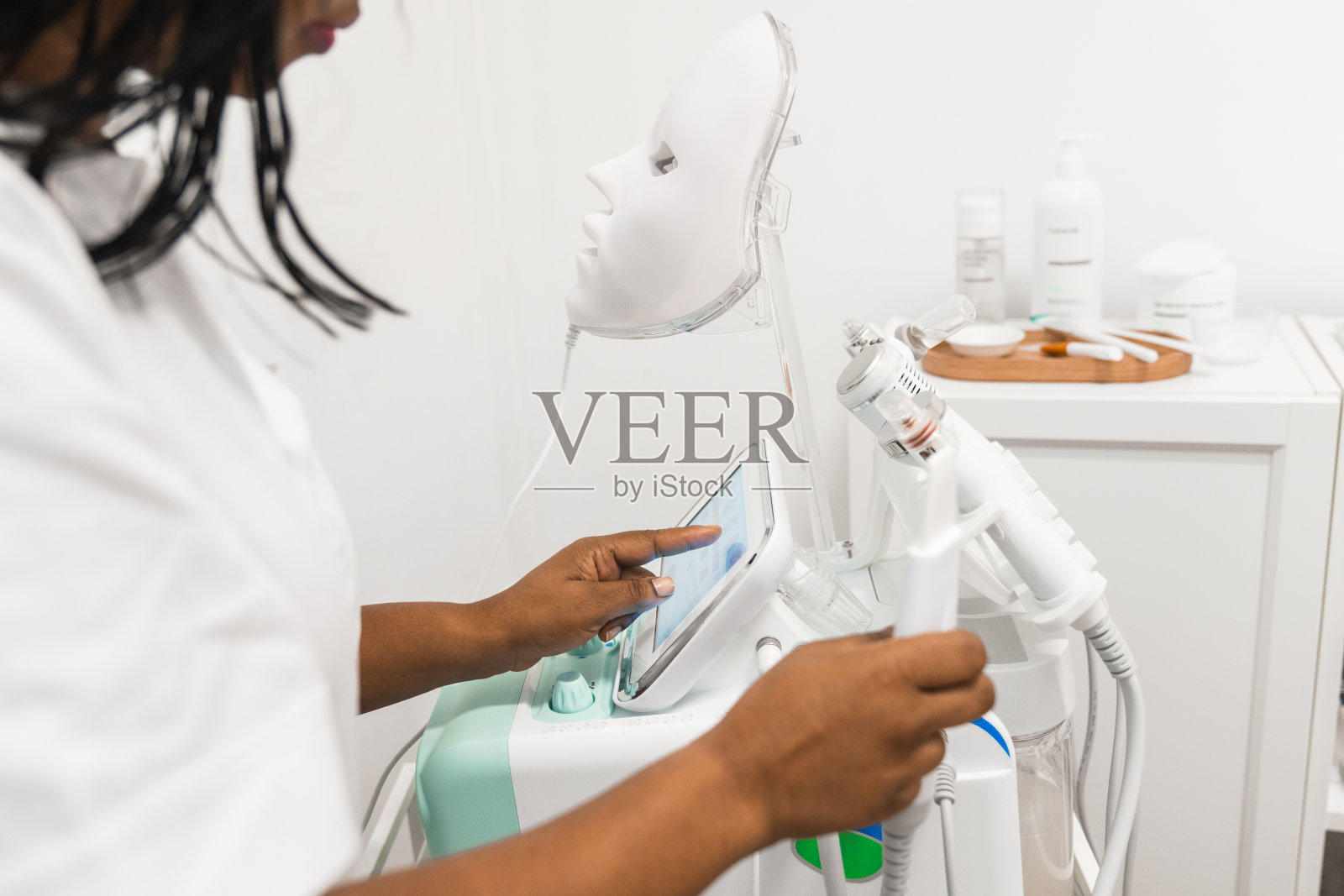 美容师为面部年轻化治疗准备设备照片摄影图片