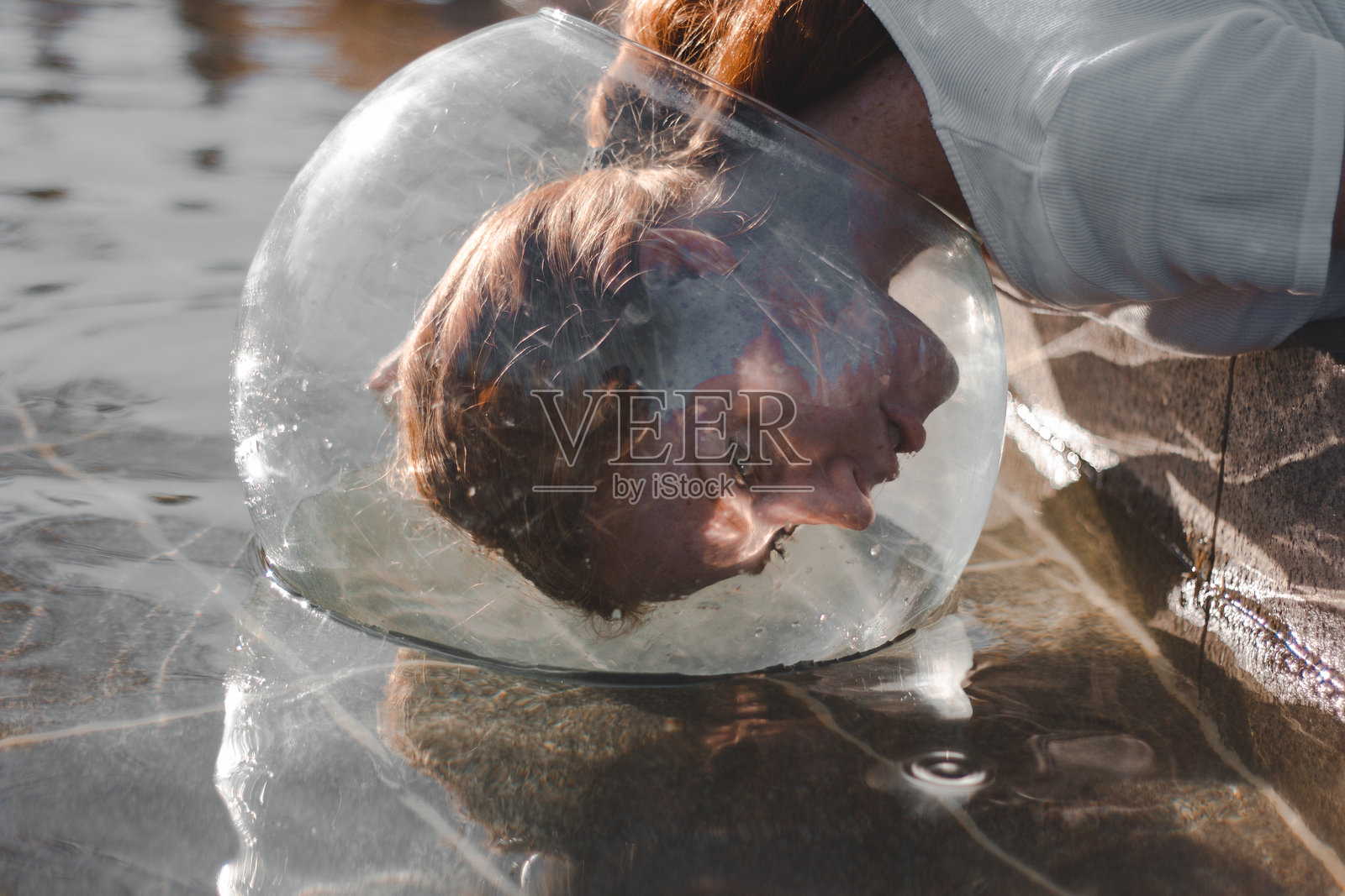 湖边戴着玻璃容器的女性特写照片摄影图片