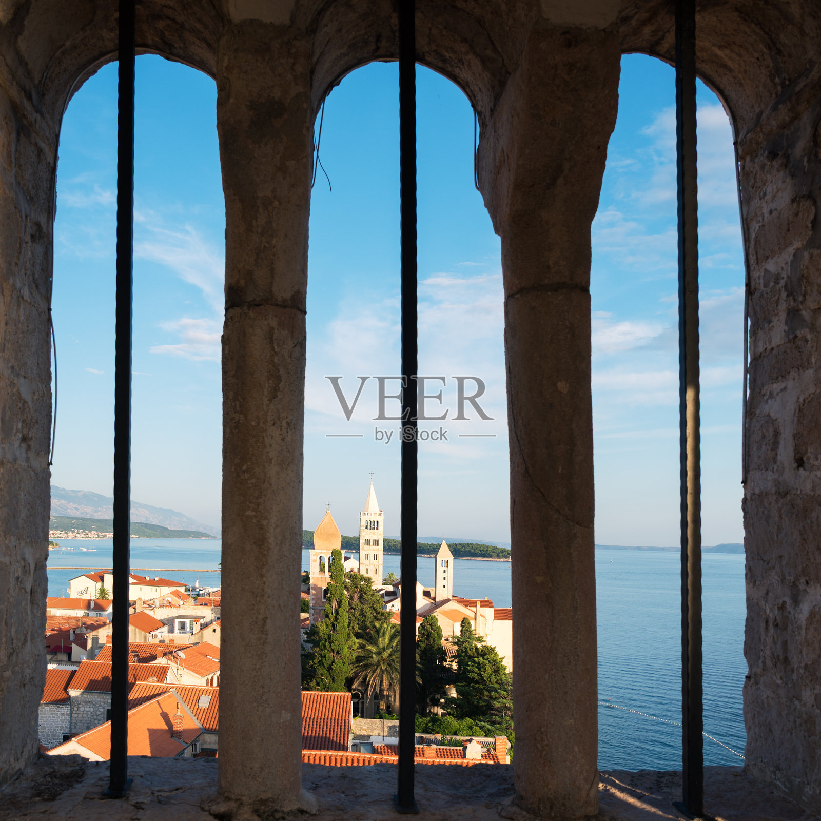 从克罗地亚拉布的钟楼窗外的景色照片摄影图片