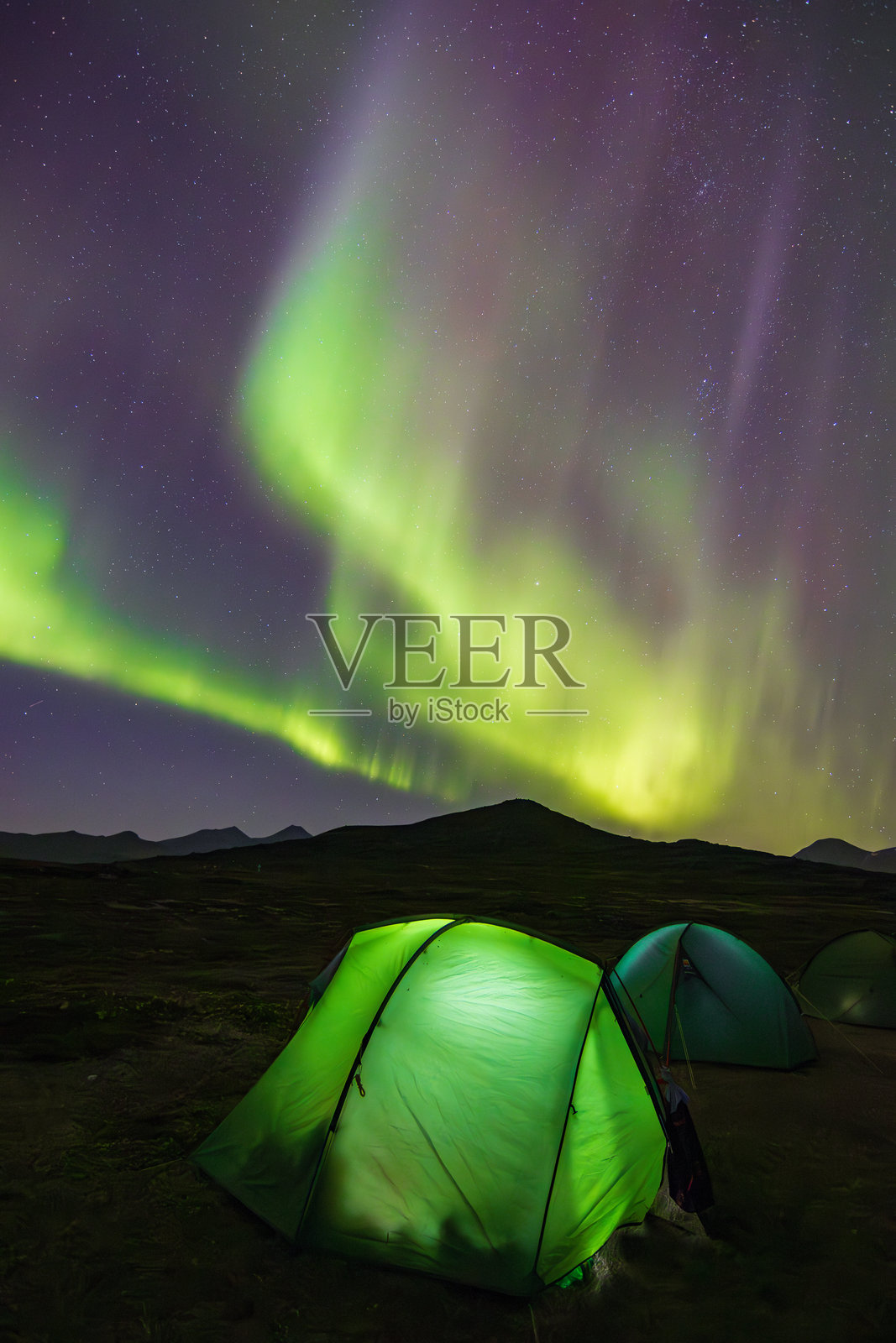 南格陵兰乌纳塔克岛上的北极光照片摄影图片