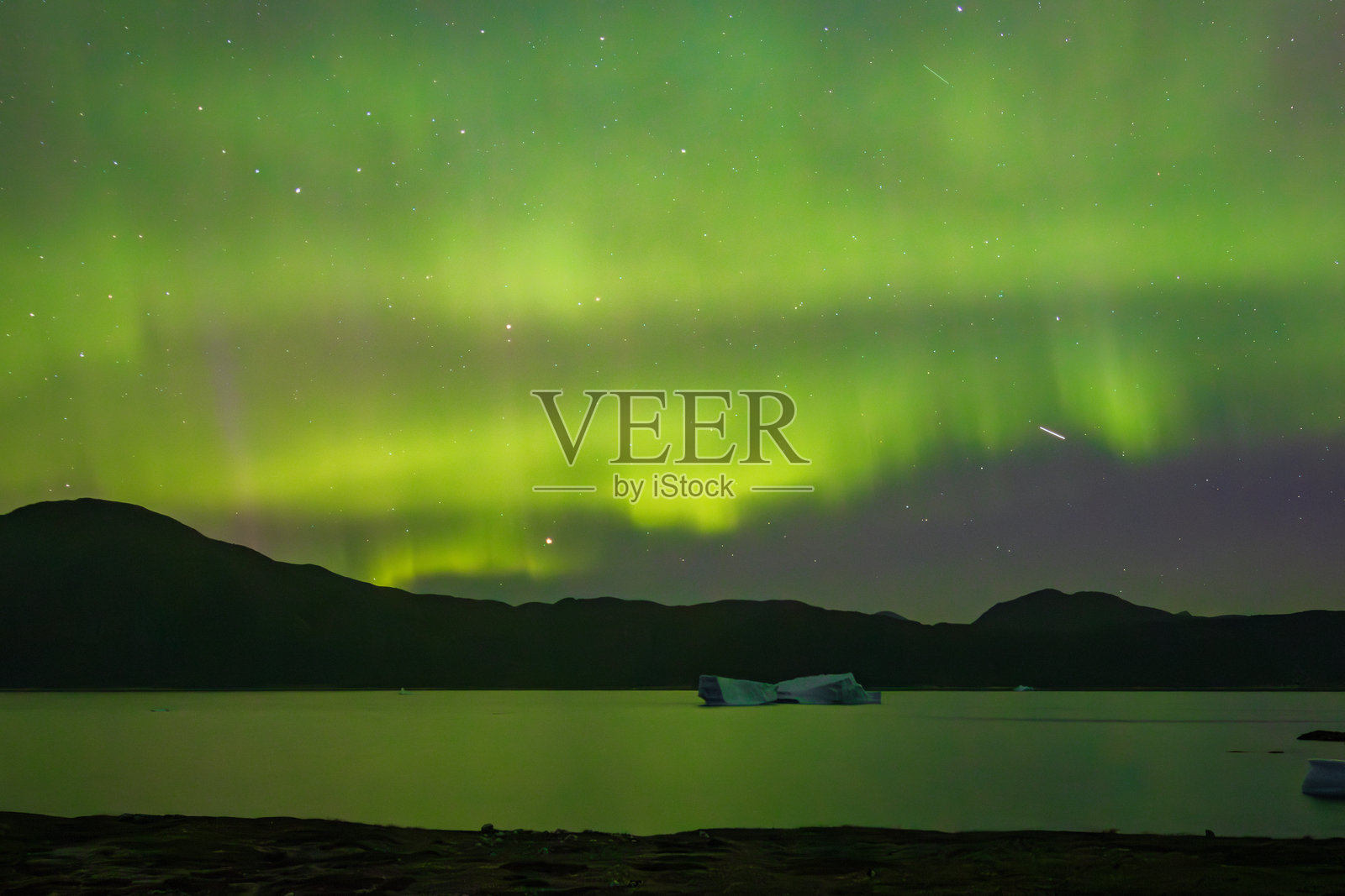 南格陵兰乌纳塔克岛上的北极光照片摄影图片