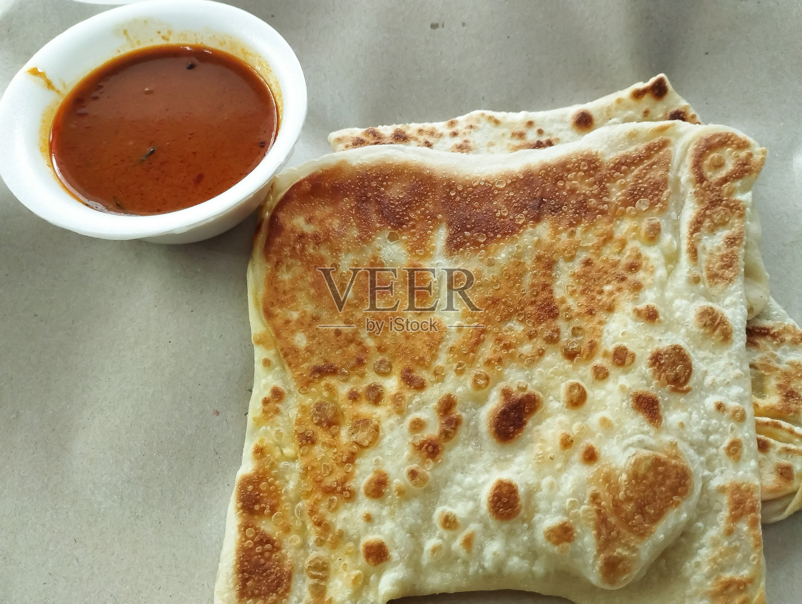 印度蛋饼配鱼咖喱酱照片摄影图片