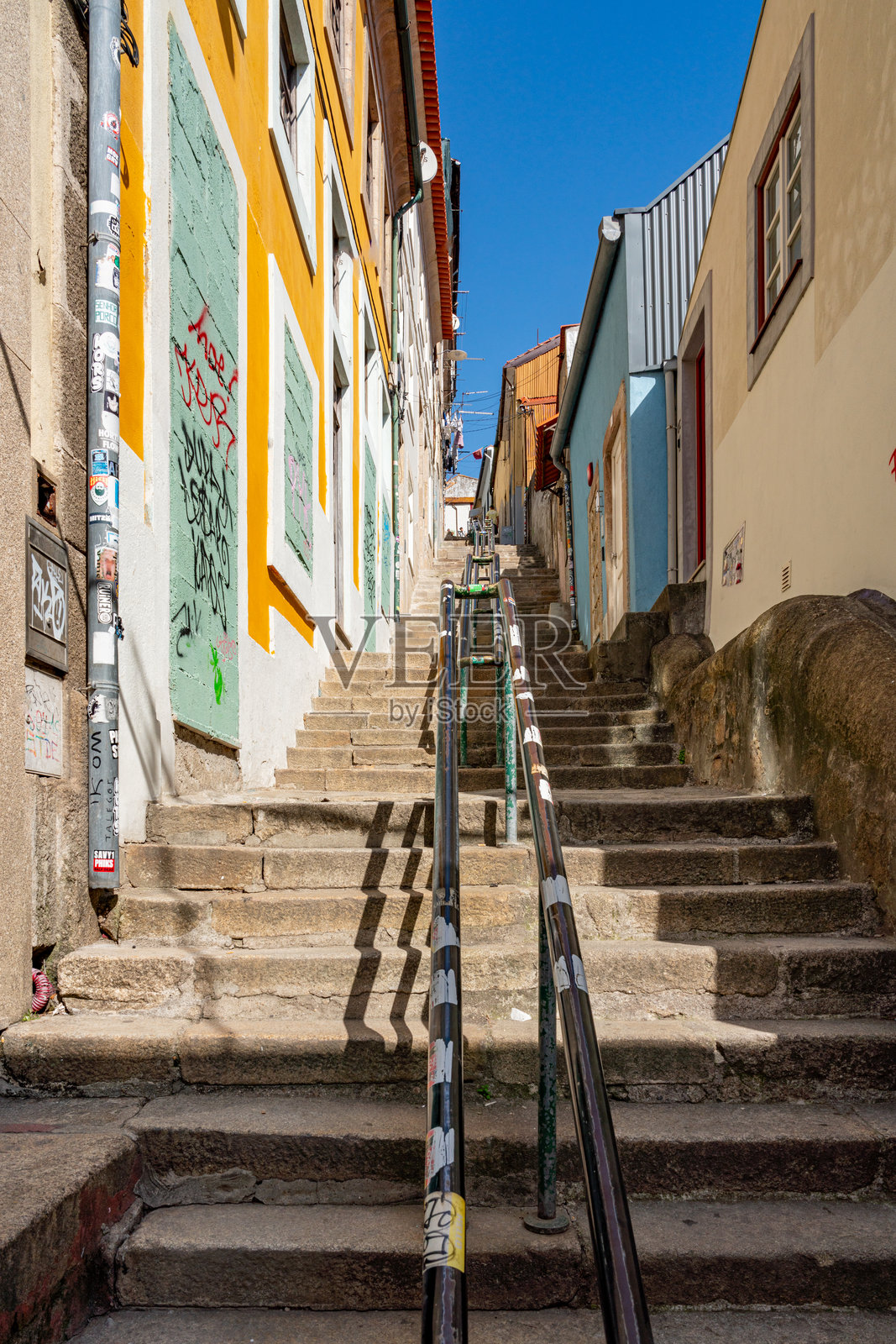 位于葡萄牙波尔图的路易斯一世大桥附近的吉恩达伊斯阶梯街景照片摄影图片