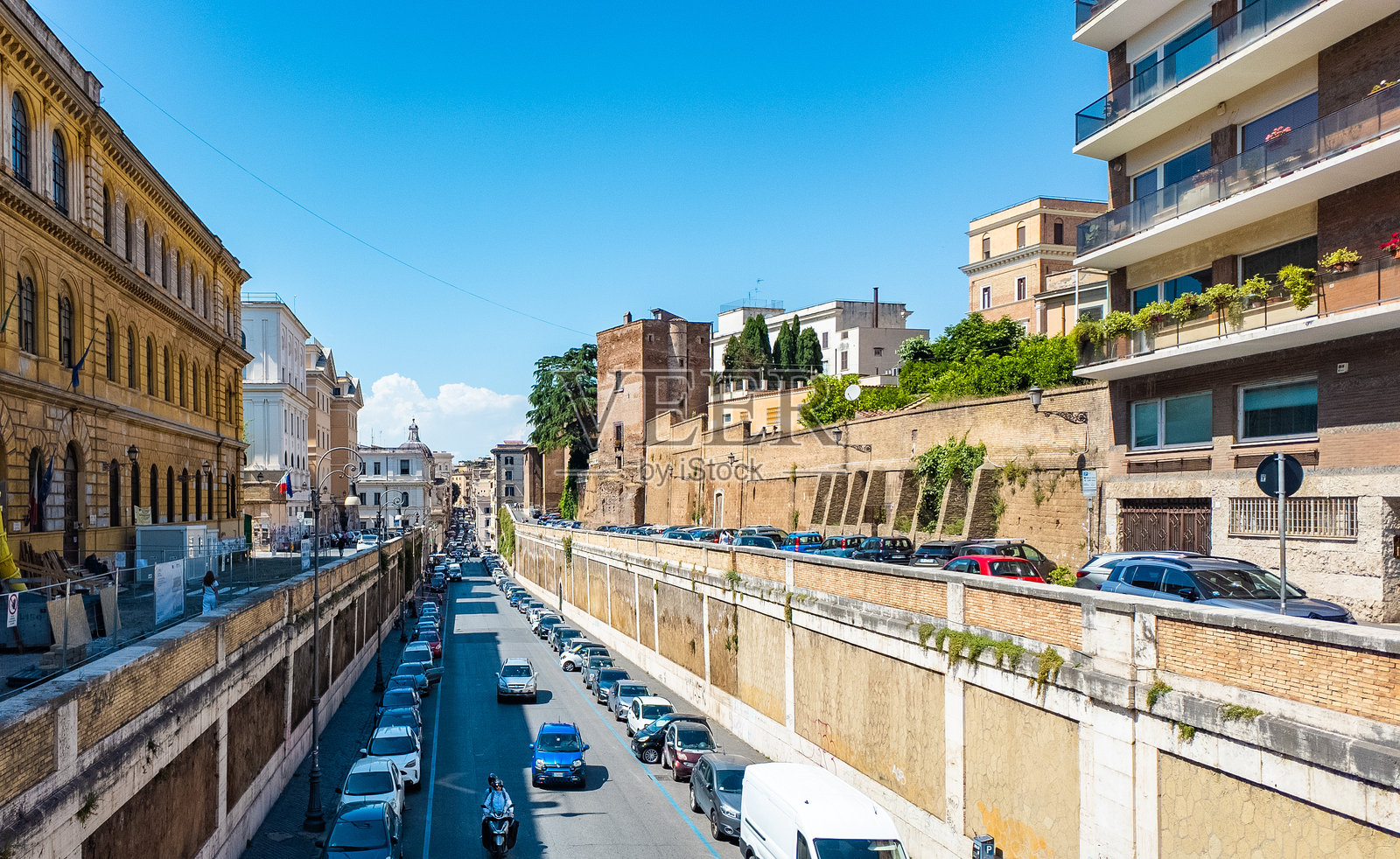 罗马斗兽场附近的街景,住宅建筑与晴朗蓝天相映成趣。照片摄影图片