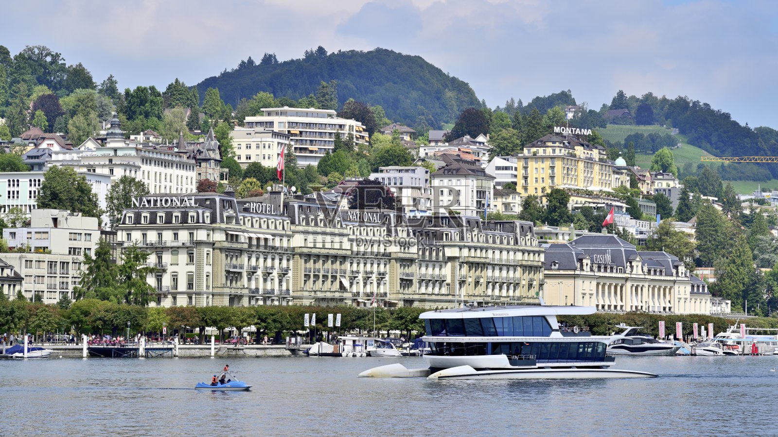 游艇在卢塞恩湖（瑞士河）上航行照片摄影图片