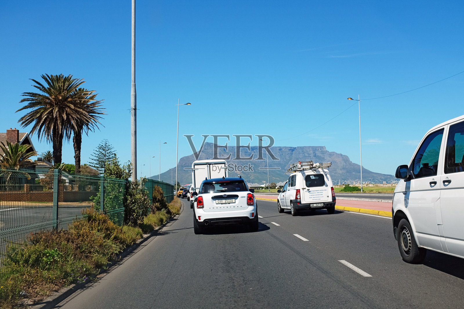 开往南非开普敦的交通,背景是桌山照片摄影图片