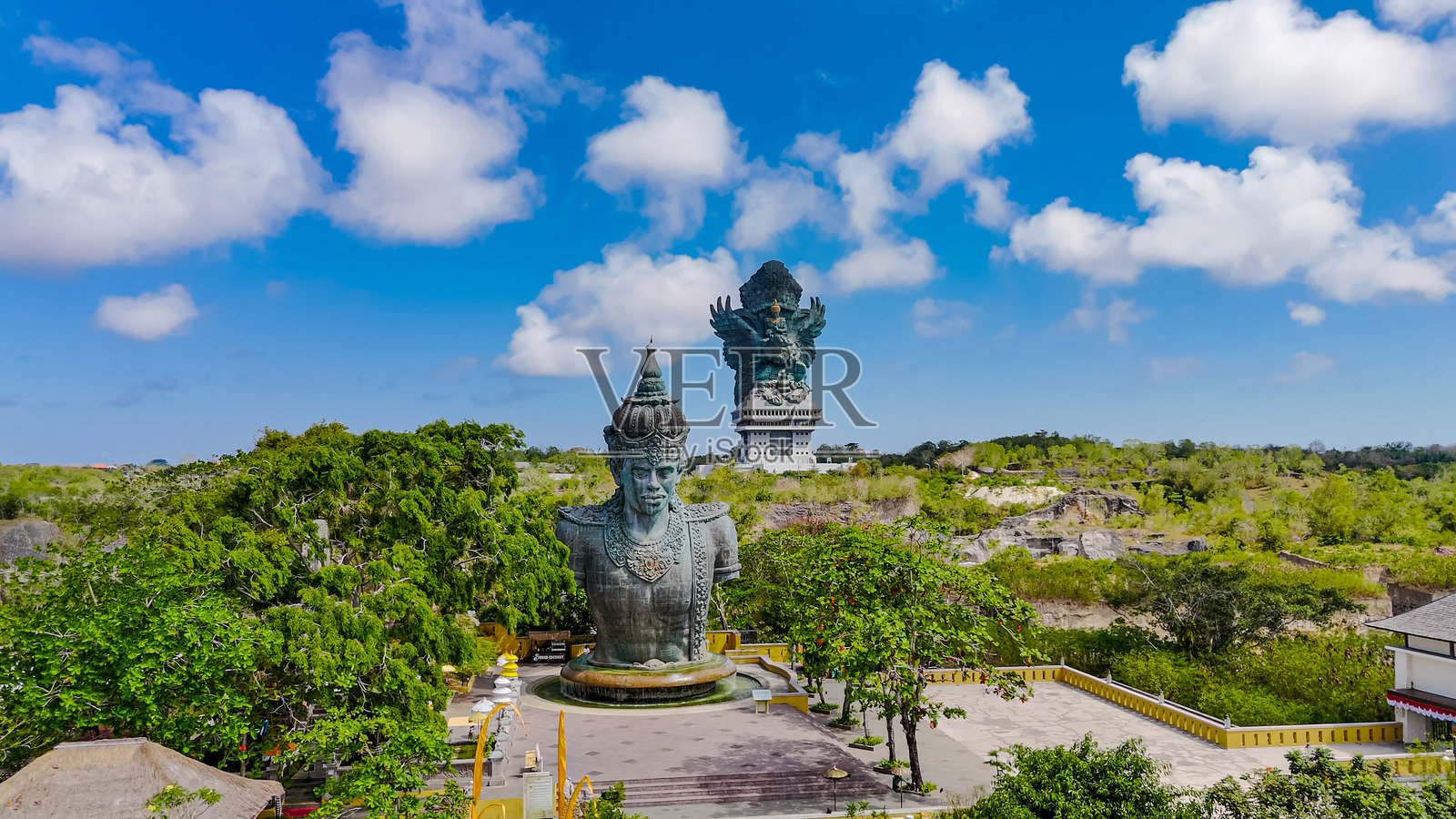 乌鲁瓦图巴厘岛最具标志性的地标——加鲁达维斯努库恩塔雕像的鸟瞰图,印度教神祇GWK雕像照片摄影图片