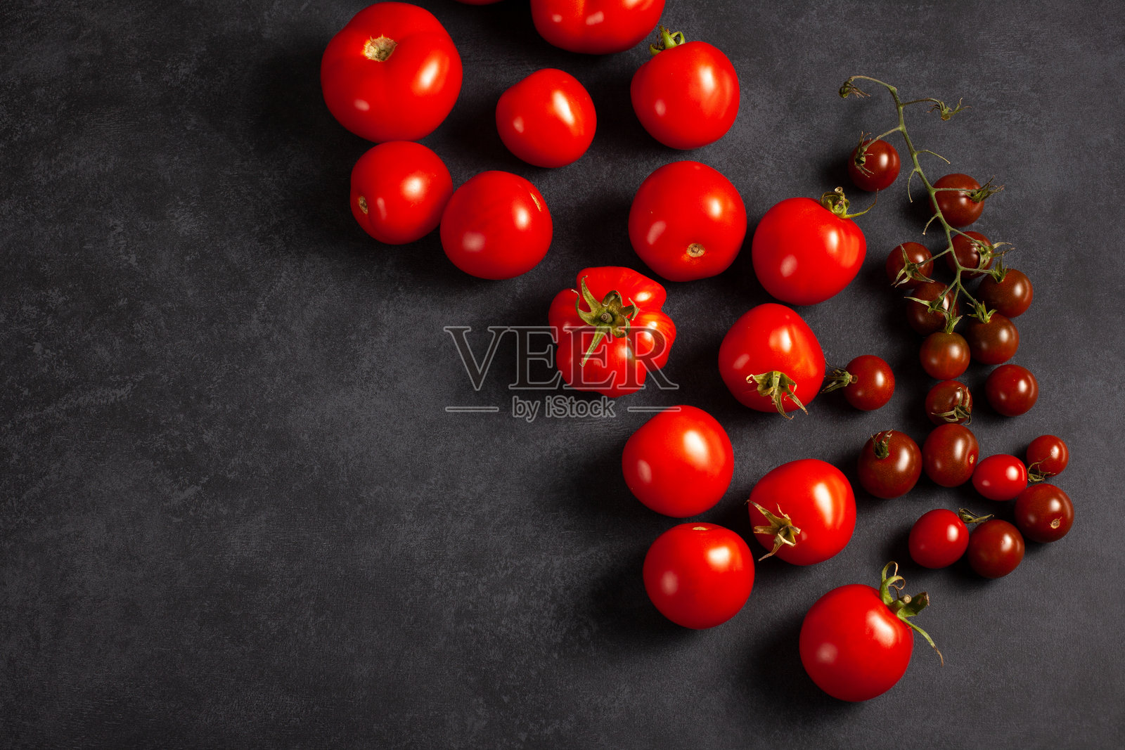 从上方看新鲜红熟番茄，背景为深色。健康饮食概念照片摄影图片