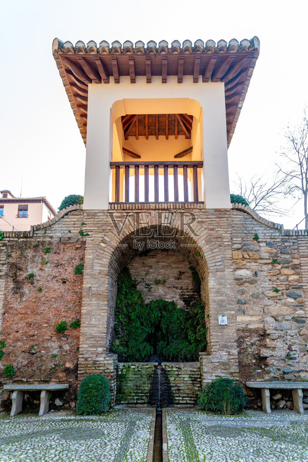 纳斯里德宫花园中的装饰塔与喷泉，阿尔罕布拉宫，格拉纳达照片摄影图片