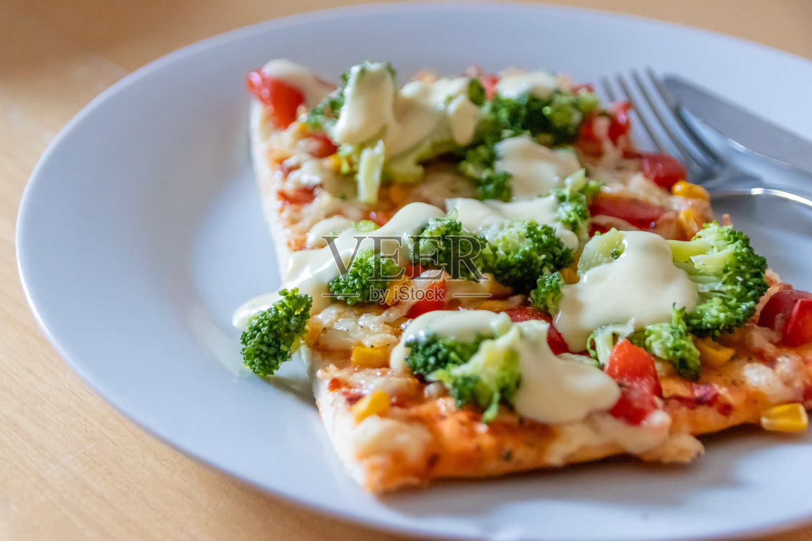 正宗美味的素食披萨切片，适合素食者和严格素食者的健康生活方式，配有西兰花、甜椒、甜玉米和奶酪的快餐小吃。照片摄影图片