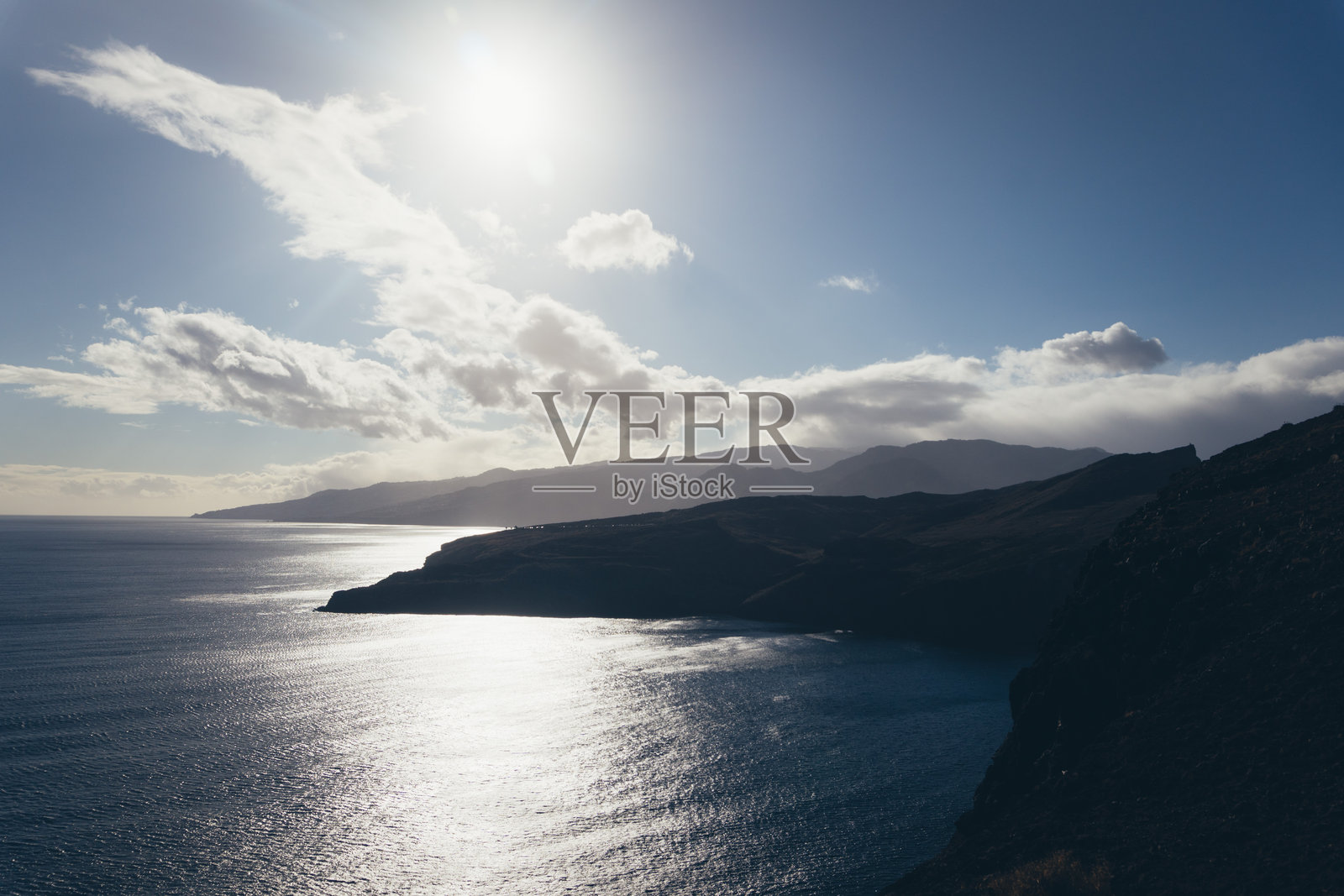 阳光明媚的海岸山脉风景照片摄影图片