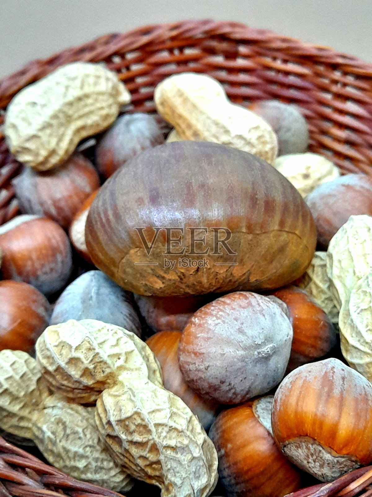 秋季篮子里的种子：花生，榛子照片摄影图片