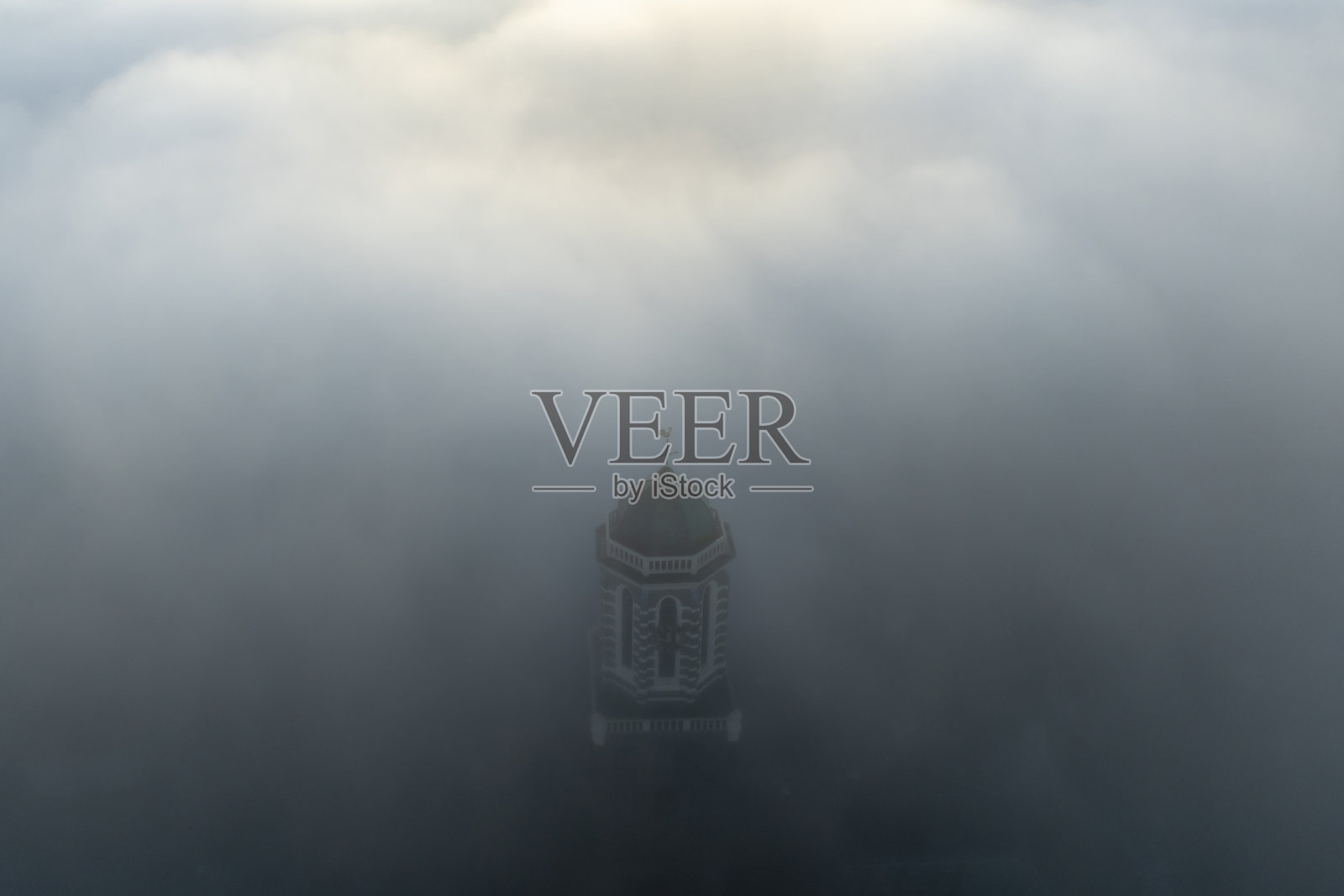 兹沃勒的佩佩尔巴斯教堂塔楼在雾气上方照片摄影图片