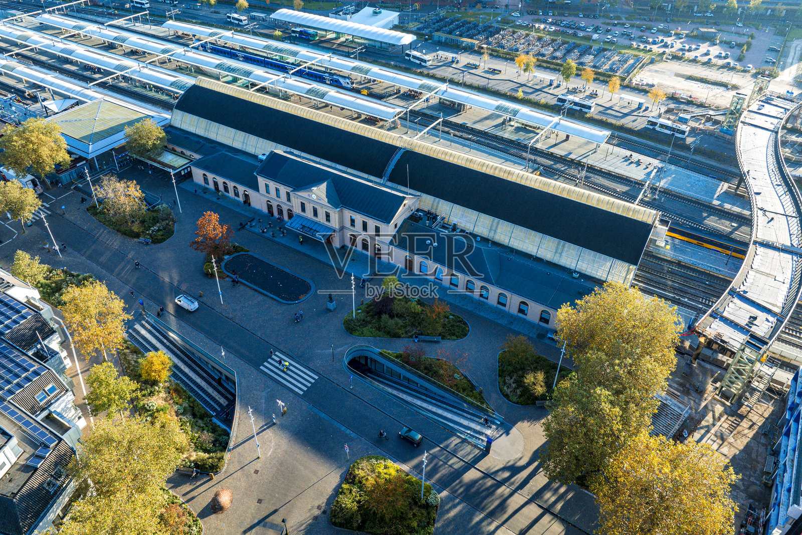 秋天美丽的一天，兹沃勒市的空中视角照片摄影图片