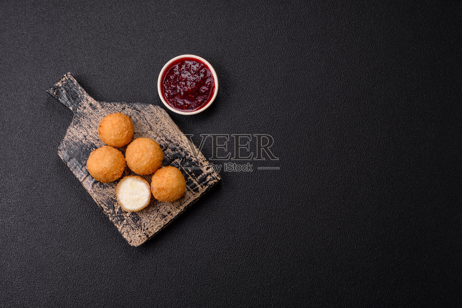 炸薯条球配面包裹的布里或卡门贝尔奶酪，搭配甜浆果酱照片摄影图片