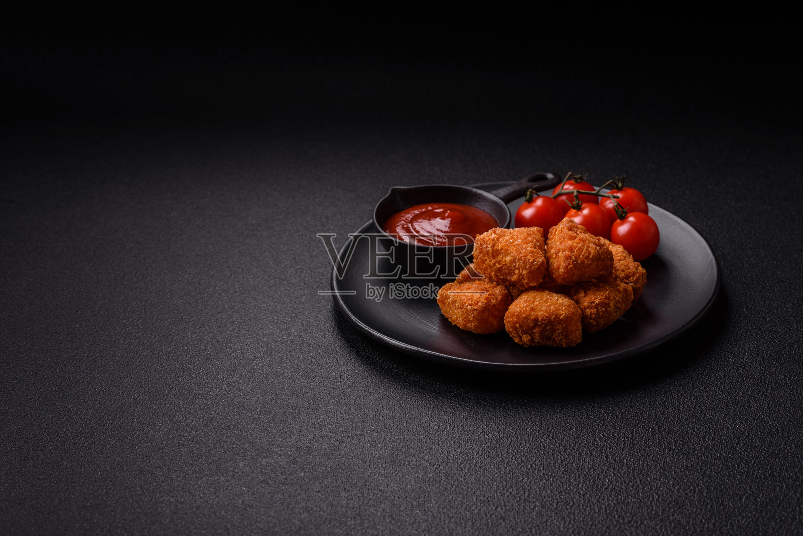 裹面包屑的布里奶酪或卡门贝尔奶酪薯条，快餐，外卖照片摄影图片