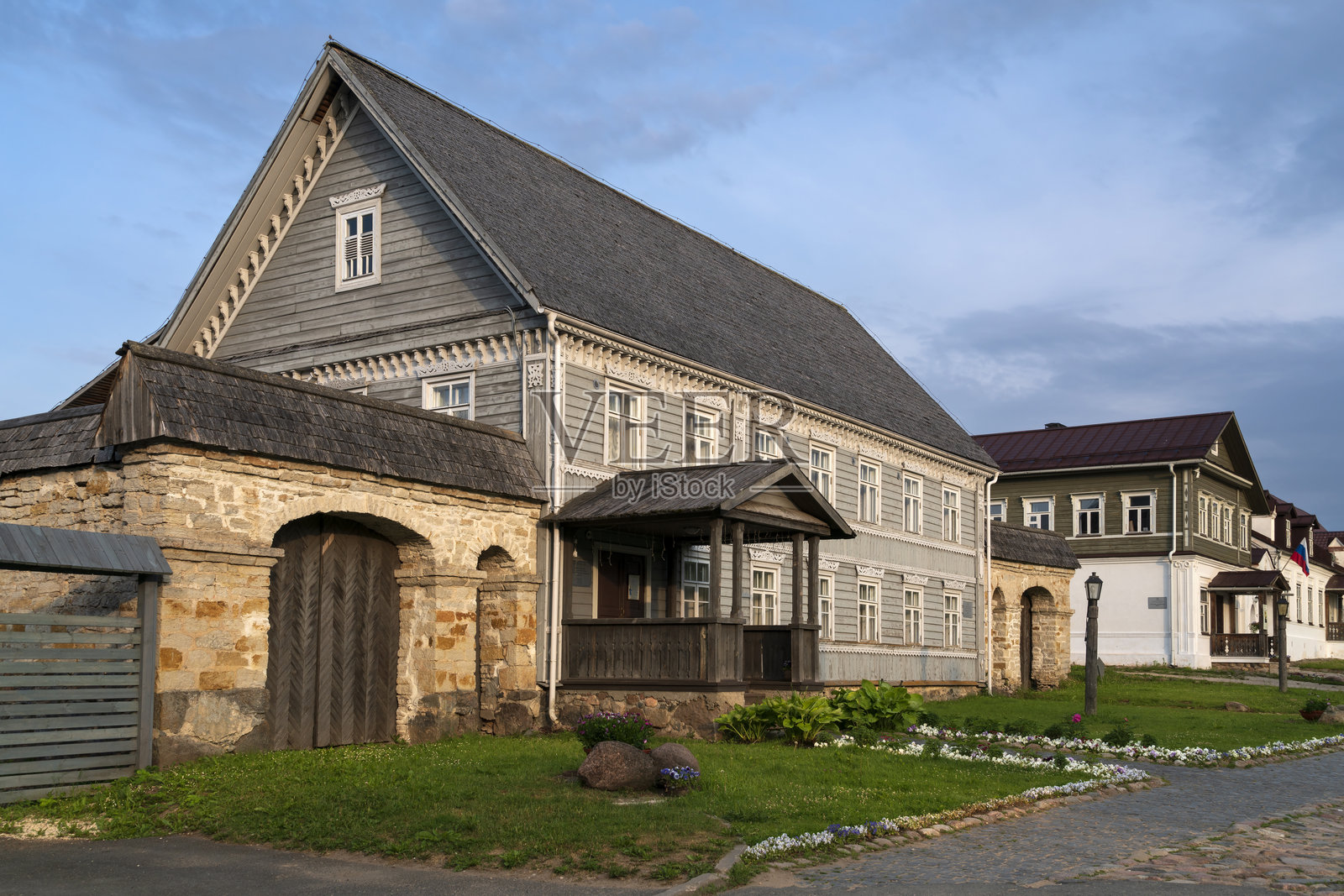 伊兹博尔斯克佩乔尔斯卡亚街主街道上历史悠久的商人建筑，夏日阳光明媚，位于俄罗斯普斯科夫地区的伊兹博尔斯克。照片摄影图片